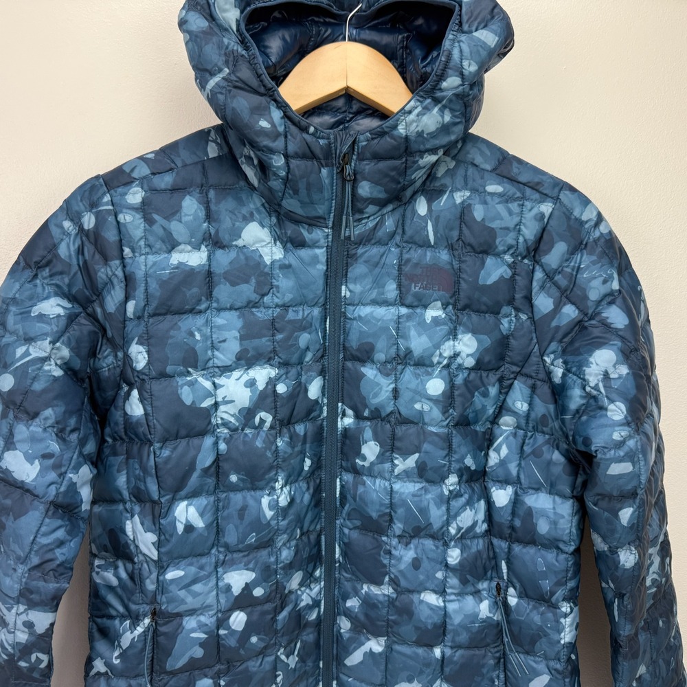 The North Face Womens Printed Themoball Eco Hooded Jacket Sz M Blue Camo Quilted - Picture 3 of 16